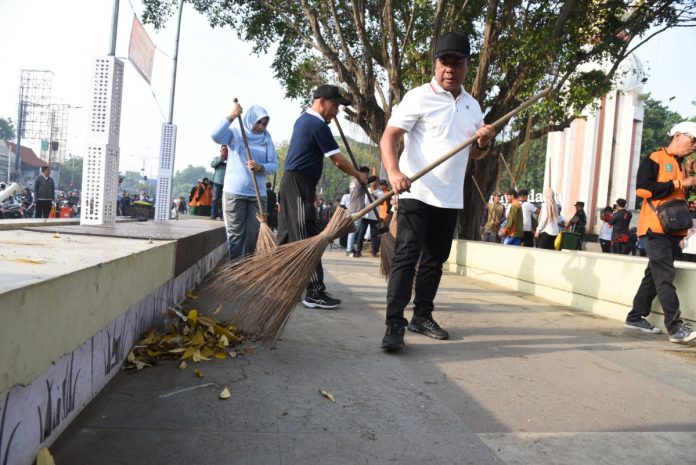 Pjs. Bupati Sidoarjo, Muhammad Isa Anshori, membersihkan Alun-alun Sidoarjo/Foto: Istimewa
