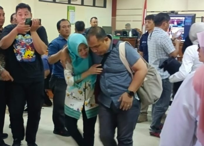 Terdakwa Siska Wati usai divonis 4 tahun penjara atas kasus korupsi pemotongan insentif pegawai BPPD Sidoarjo/Foto: Ipung Syaiful