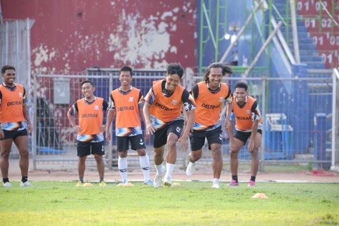 Pemain Deltras FC Sidoarjo latihan jelang menghadapi Persipura Jayapura/ foto: istimewa