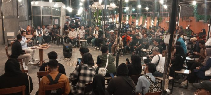 Calon Bupati Sidoarjo Subandi saat berdiskusi dengan Aliansi Pemuda Sidoarjo/Foto: Ipung Syaiful