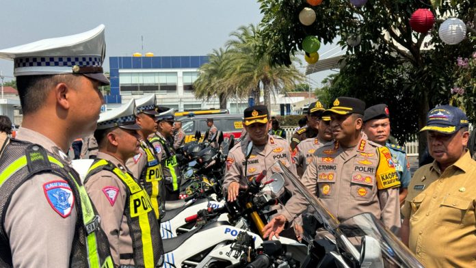 Kapolresta Sidoarjo Kombes Pol Christian Tobing dan Pjs Bupati Sidoarjo M Isa Anshori saat meninjau kesiapan petugas dalam Operasi Zebra Semeru 2024 di Mapolresta Sidoarjo/Foto: Istimewa