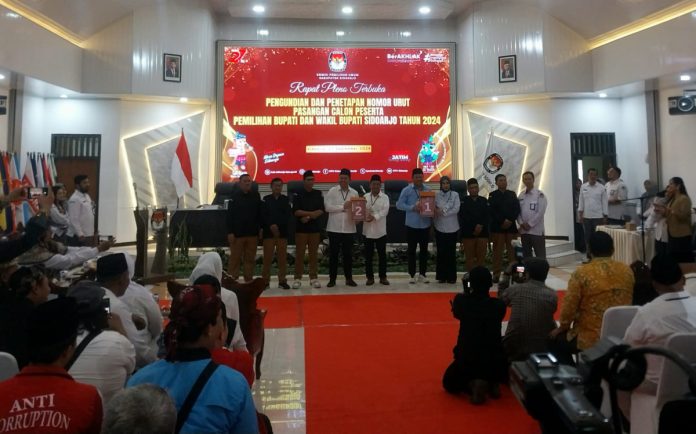 Paslon Subandi-Mimik dan Mas Iin-Edy saat pengambilan nomor urut di KPU Sidoarjo/Foto: Ipung Syaiful