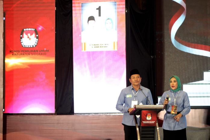 Calon Bupati Sidoarjo Subandi dan Calon Wakil Bupati Sidoarjo Mimik Idayana mengenakan kostum berwarna biru muda saat menghadiri debat pertama Pilbup Sidoarjo/Foto: Ipung Syaiful