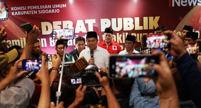 Cabup dan Cawabup Sidoarjo Mas Iin-Edy, usai debat publik pertama yang digelar oleh KPU Sidoarjo, Sabtu (19/10) malam / foto: istimewa