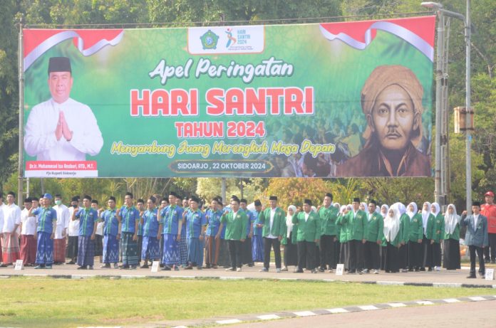 Pjs Bupati Sidoarjo Muhammad Isa Anshori saat memimpin apel peringatan Hari Santri Nasional 2024 di Alun-alun Sidoarjo/Foto: Istimewa