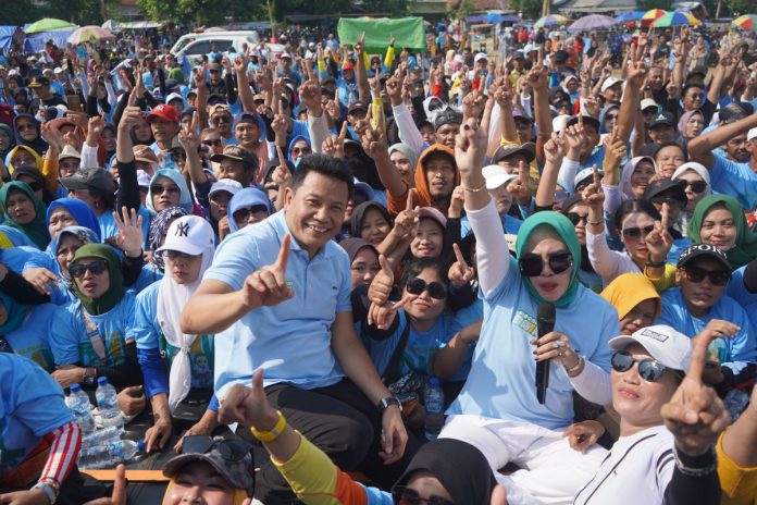 Subandi-Mimik Idayana bersama Cak Sodiq Monata di acara senam bersama ribuan warga di Lapangan Desa Sebani, Tarik, Sidoarjo/Foto: Ipung Syaiful