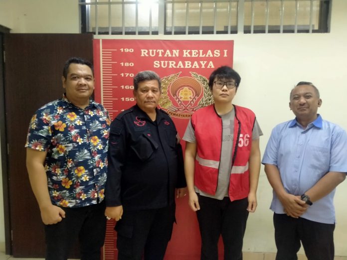 Terpidana Ronald Tannur (tiga dari kiri) saat ditahan di Rutan I Surabaya di Medaeng, Sidoarjo/Foto: Humas Kemenkumham Jatim