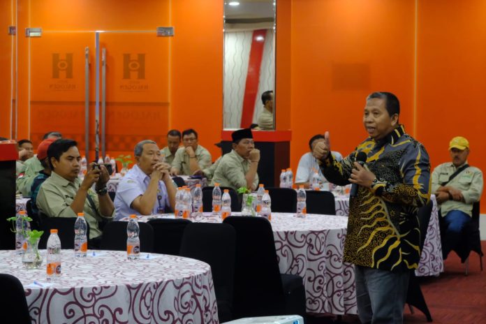 Ketua Dewan Kehormatan PWI Jawa Timur, Joko Tetuko, saat menjadi narasumber di seminar jurnalistik bertema 