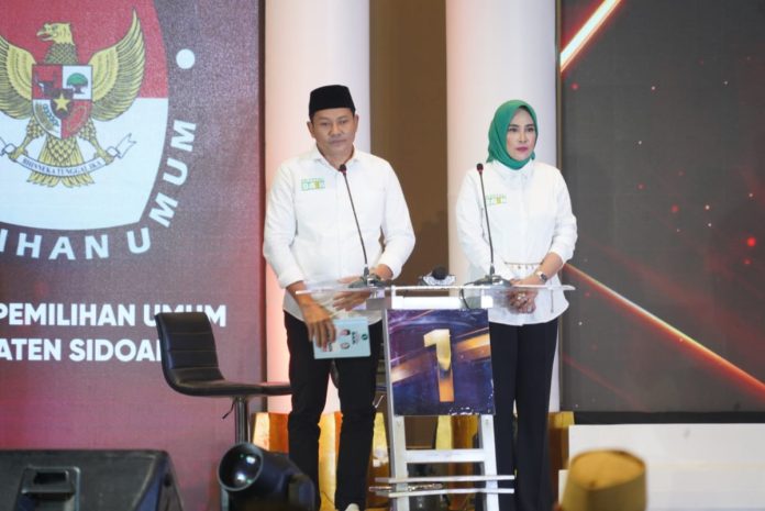 Paslon Subandi-Mimik Idayana saat mengikuti debat kedua KPU Sidoarjo/Foto: Istimewa