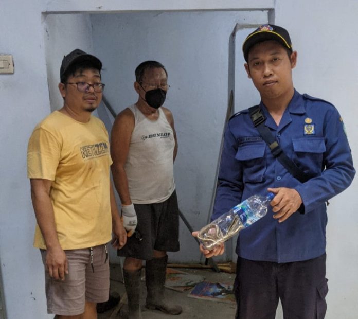Petugas rescue damkar saat berhasil mengevakuasi ular kobra/Foto : istimewa.