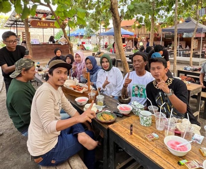Kiki Aprilianto saat berdialog dengan calon Wakil Bupati Sidoarjo, Mimik Idayana di Warung Alas Kuto / Foto: istimewa