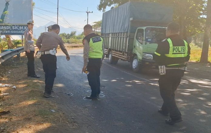 Petugas kepolisian saat melakukan olah TKP / Foto: Hnf