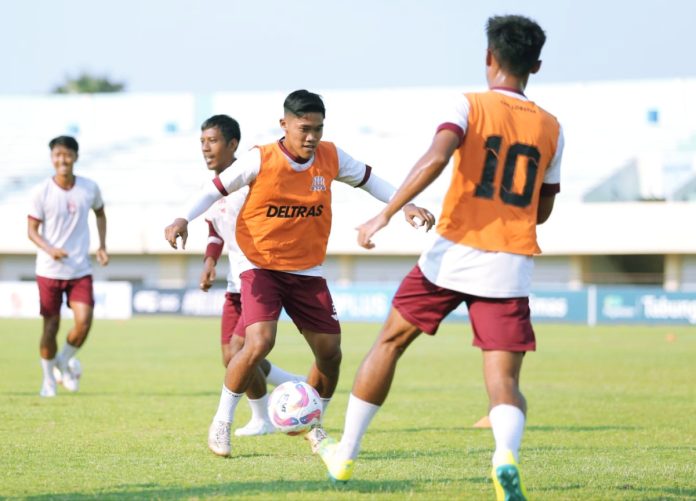 Pemain Deltras FC saat sesi latihan / Foto: istimewa
