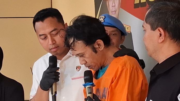 Potret pelaku saat gelaran pers rilis di Polresta Sidoarjo / Foto : hnf
