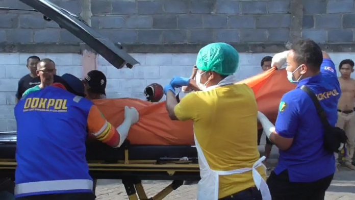 Petugas saat proses evakuasi jasad korban ke mobil ambulans / Foto : istimewa.