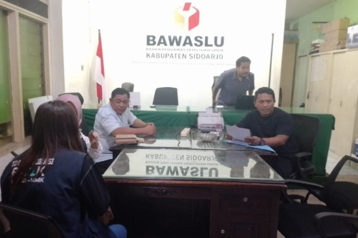 Tim Advokasi Subandi-Mimik saat melaporkan anggota DPRD Sidoarjo Ainun Jariyah ke Bawaslu Sidoarjo/Foto: Ipung Syaiful