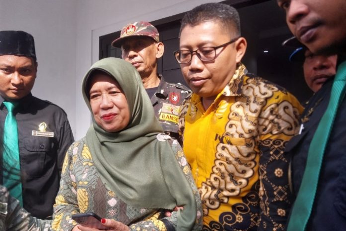 Anggota DPRD Sidoarjo Ainun Jariyah saat didampingi kuasa hukumnya Heru Krisbiyanto saat diwawancarai awak media di Kantor Sentra Gakkumdu Sidoarjo/Foto: Ipung Syaiful