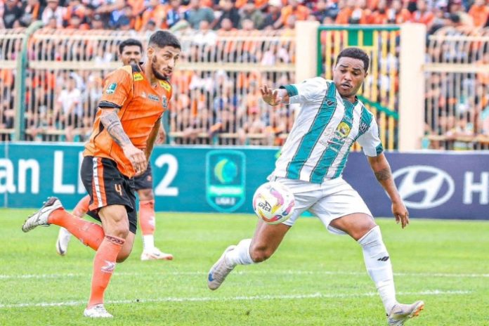 Pemain Deltras FC saat berusaha meloloskan diri dari kejaran pemain Persibo Bojonegoro/Foto: Dok. Deltras