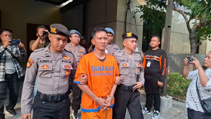 Pelaku saat berada di Polresta Sidoarjo / Foto : hnf