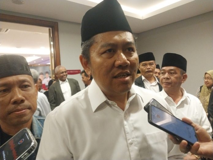 Calon Bupati Sidoarjo Achmad Amir Aslichin saat diwawancarai awak media terkait hasil pemeriksaan dirinya oleh KPK di Favehotel/Foto: Ipung Syaiful
