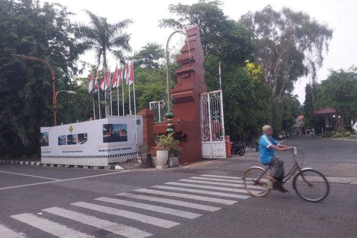 Penampakan pagar Pendopo Delta Wibawa Sidoarjo yang sedang direnovasi / Foto; Ipung Syaiful