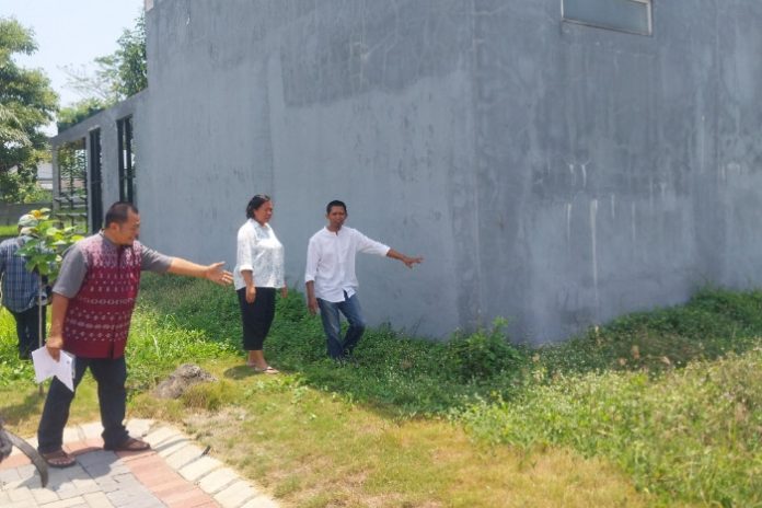 Pasutri Didik Noga dan Eva didampingi kuasa hukumnya Rohmad Amrullah saat menunjukkan bukti tidak ada penyerobotan lahan Safira Juanda Resort/Foto: Ipung Syaiful