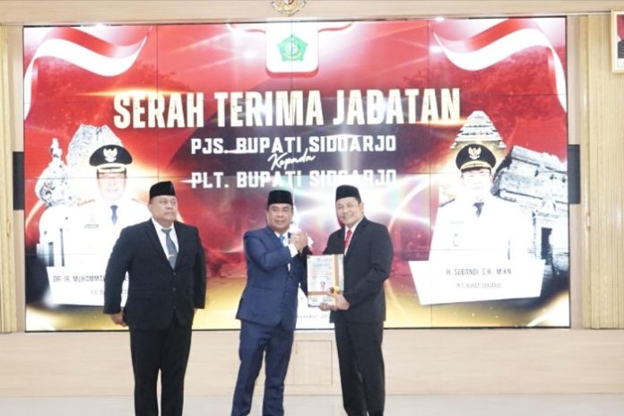 Sertijab Penjabat Sementara (Pjs) Bupati Sidoarjo, Muhammad Isa Anshori, kepada Pelaksana Tugas (Plt) Bupati Sidoarjo, Subandi / foto: Ipung Syaiful