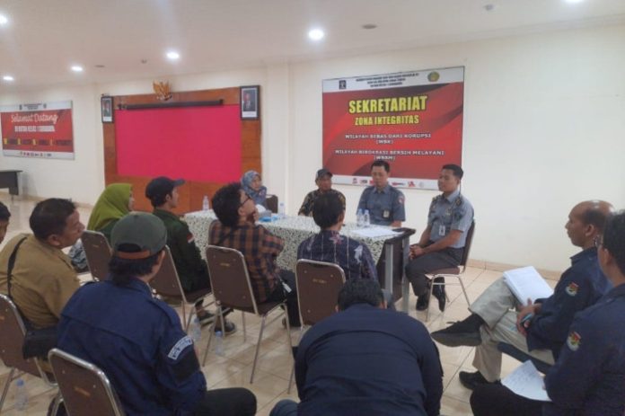 Rapat koordinasi ini bertujuan memastikan bahwa proses pemungutan suara di lokasi khusus, seperti Rutan Medaeng, berjalan lancar sesuai aturan yang tertuang dalam Keputusan KPU RI Nomor 1774 / Foto: istimewa