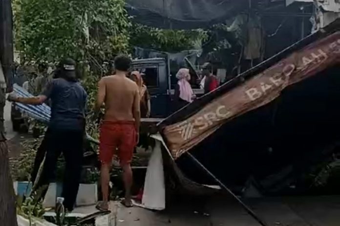 Tangkapan layar dari video amatir rekaman warga saat kejadian angin kencang di Desa Ngingas Kecamatan Waru/Foto: Istimewa
