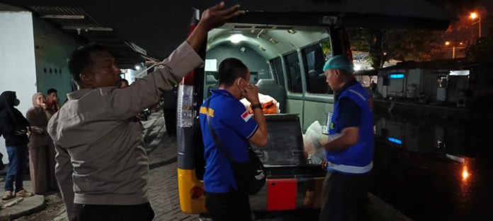 Korban saat dilakukan evakuasi oleh tim inafis ke mobil ambulans / Foto : istimewa