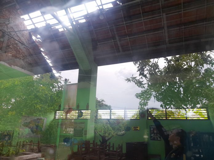 Salah satu ruang kelas SDN Cangkringsari, Kecamatan Sukodono yang rusak akibat hujan deras disertai angin kencang siang tadi/Foto: Ipung Syaiful