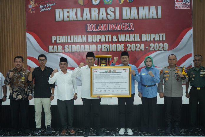 Paslon Subandi-Mimik Idayana dan Mas Iin-Edy Widodo saat deklarasi Pilkada damai di Mapolresta Sidoarjo/Foto: Ipung Syaiful
