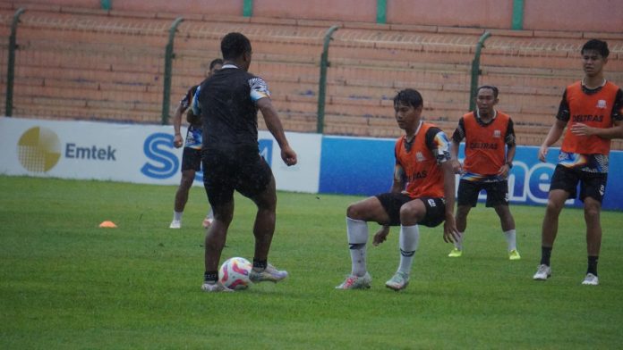 Pemain Deltras FC saat melakukan sesi latihan sebelum bertanding melawan Persibo Bojonegoro/Foto: Dok. Deltras