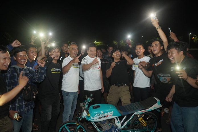 Calon Bupati Sidoarjo nomor urut 1 Subandi bersama ratusan anak muda pecinta otomotif herex di lapangan MPP jalan lingkar timur/Foto: Ipung Syaiful
