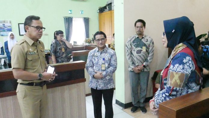 Wakil Kementerian Dalam Negeri, Bima Arya, saat sidak ke kantor Dinas Kependudukan dan Pencatatan Sipil Sidoarjo/Foto: Istimewa