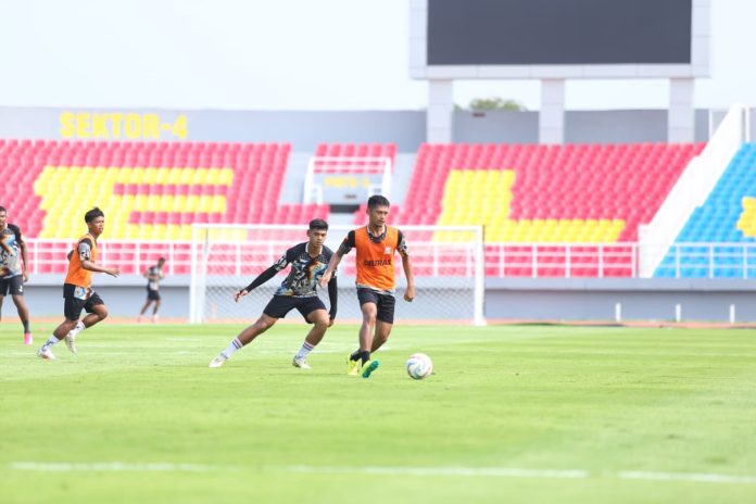 Skuad Deltras FC saat latihan perdana di Stadion Gelora Delta Sidoarjo jelang menghadapi Persela Lamongan/Foto: Dok. Deltras