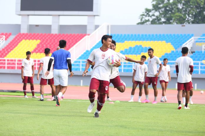 Pemain Deltras FC saat latihan di Stadion Gelora Delta Sidoarjo jelang laga melawan Persela Lamongan/Foto: Ipung Syaiful