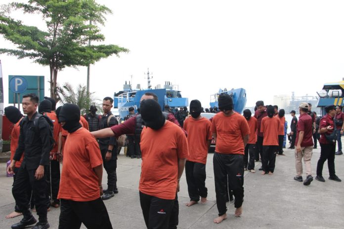 Sebanyak 48 narapidana dengan kategori high risk dari tujuh Lapas di Jawa Timur dipindahkan ke Lapas High Risk Karanganyar di Nusakambangan, Jawa Tengah, pada Kamis (14/11) dini hari / foto: istimewa
