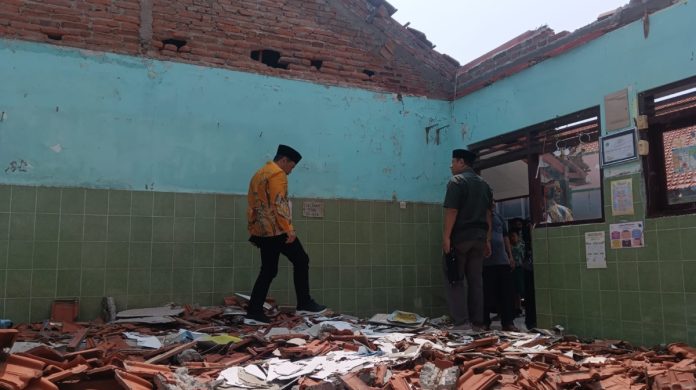 Ketua Komisi D DPRD Sidoarjo, Dhamroni Chudlori dan Sutadji saat sidak di SDN Segoro Tambak/Foto: Ipung Syaiful