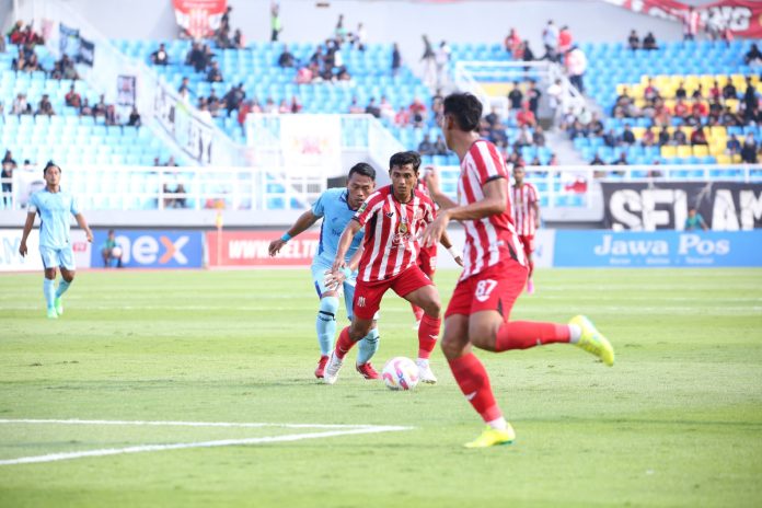 Pemain Deltras FC,Thaufan Hidayat, saat mengolah si kulit bundar / Foto: istimewa