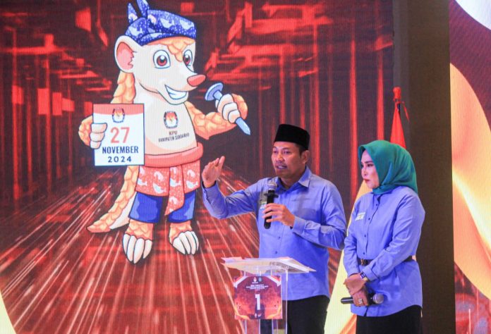 Paslon Subandi-Mimik Idayana saat mengikuti debat ketiga Pilbup Sidoarjo/Foto: Ipung Syaiful
