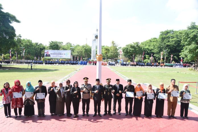 Sejumlah lembaga dan Ponpes Modern Al-Amanah Junwangi saat menerima penghargaan dari Pemkab Sidoarjo/Foto: Istimewa