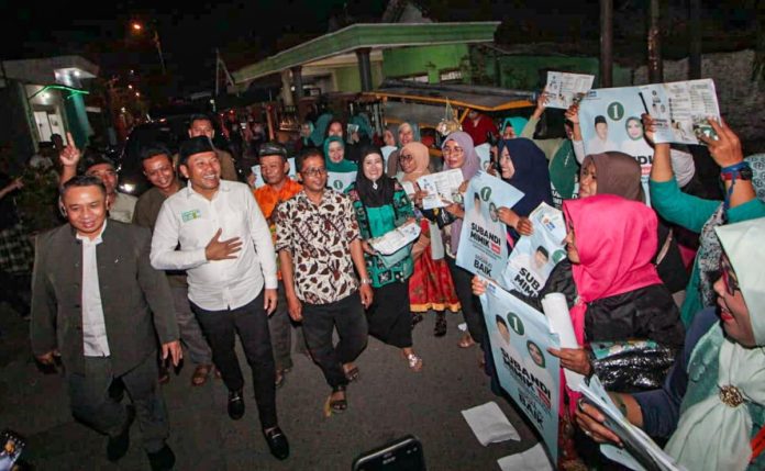 Calon Bupati Sidoarjo Subandi saat bersama relawan di Kecamatan Wonoayu/Foto: Ipung Syaiful