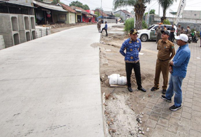 Plt Bupati Sidoarjo Subandi bersama Kepala Dinas PUBMSDA Sidoarjo Dwi Eko Saptono sidak pembangunan jalan beton di Tulungan / Foto: Ipung Syaiful