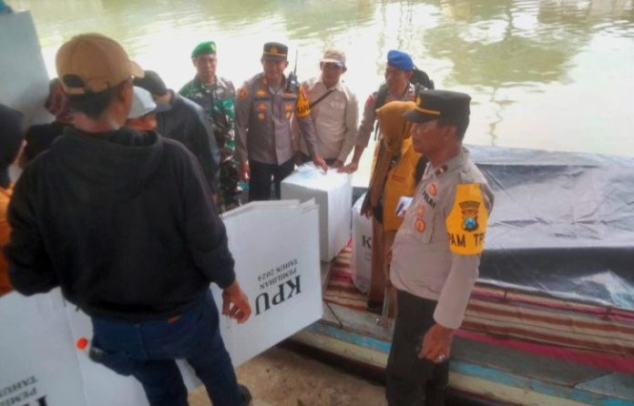 Proses pengiriman logistik Pilkada 2024 ke wilayah terpencil Sidoarjo melalui jalur laut/Foto: istimewa