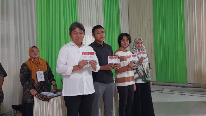 Calon Bupati Sidoarjo Achmad Amir Aslichin saat nyoblos di TPS 17 Taman Pinang, Lemahputro, Sidoarjo/Foto: Ipung Syaiful