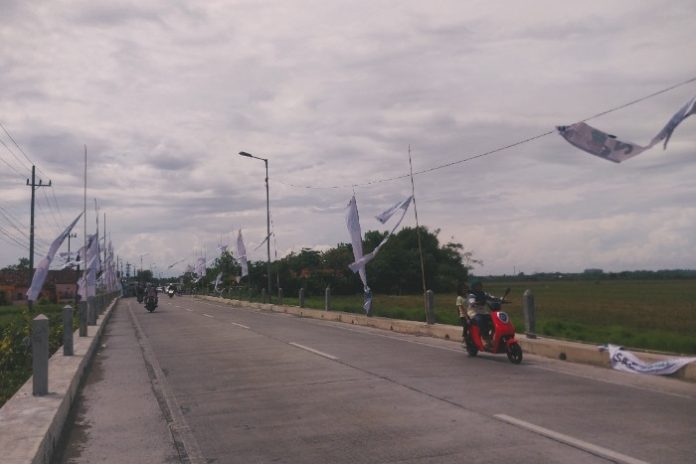 Umbul-umbul Alat Peraga Kampanye (APK) Pilbup Sidoarjo yang difasilitasi KPU Sidoarjo di Jalan Raya Plaosan, Kecamatan Wonoayu/Foto: Ipung Syaiful