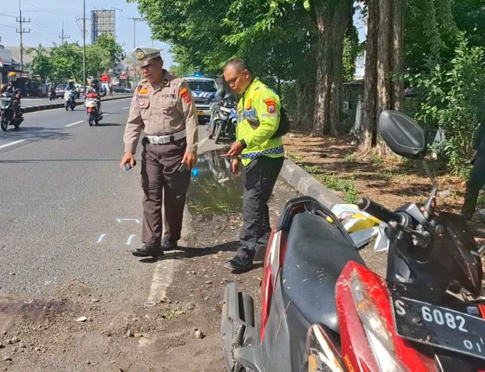 Pihak kepolisian saat melakukan oleh Tempat Kejadian Perkara (TKP) / Foto : istimewa