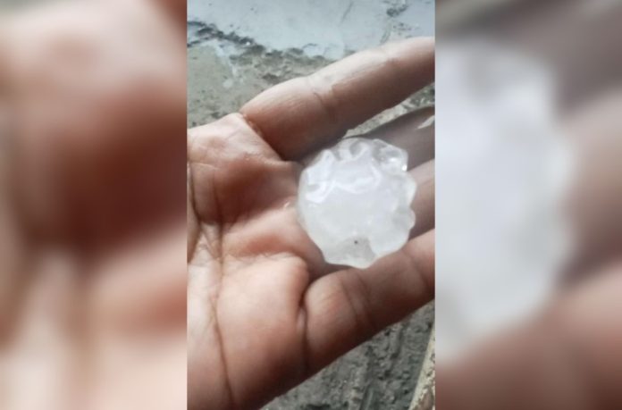 Hujan es terjadi di Wilayah Kecamatan Taman, Sidoarjo/Foto: Istimewa