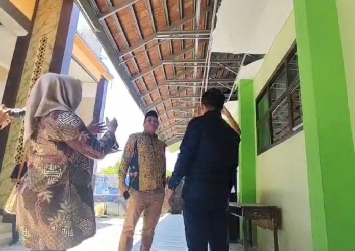 Rombongan Komisi C DPRD Sidoarjo saat sidak kerusakan sekolah di SMPN 2 Wonoayu/Foto: Ipung Syaiful
